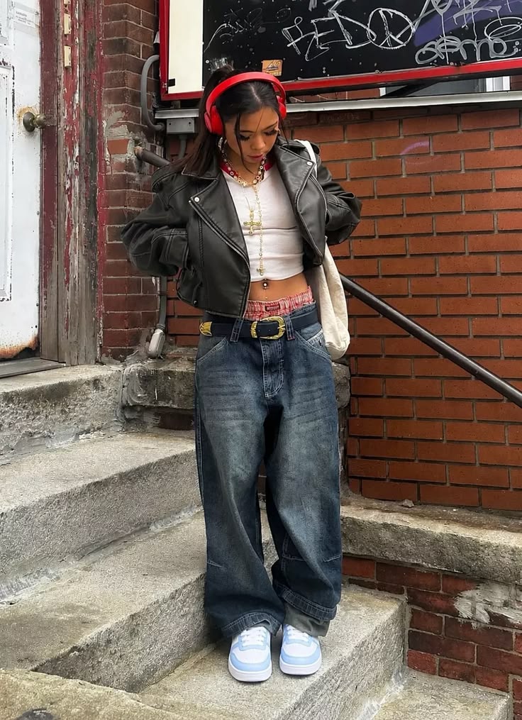 Chic Streetwear: Sneakers + White Paneling