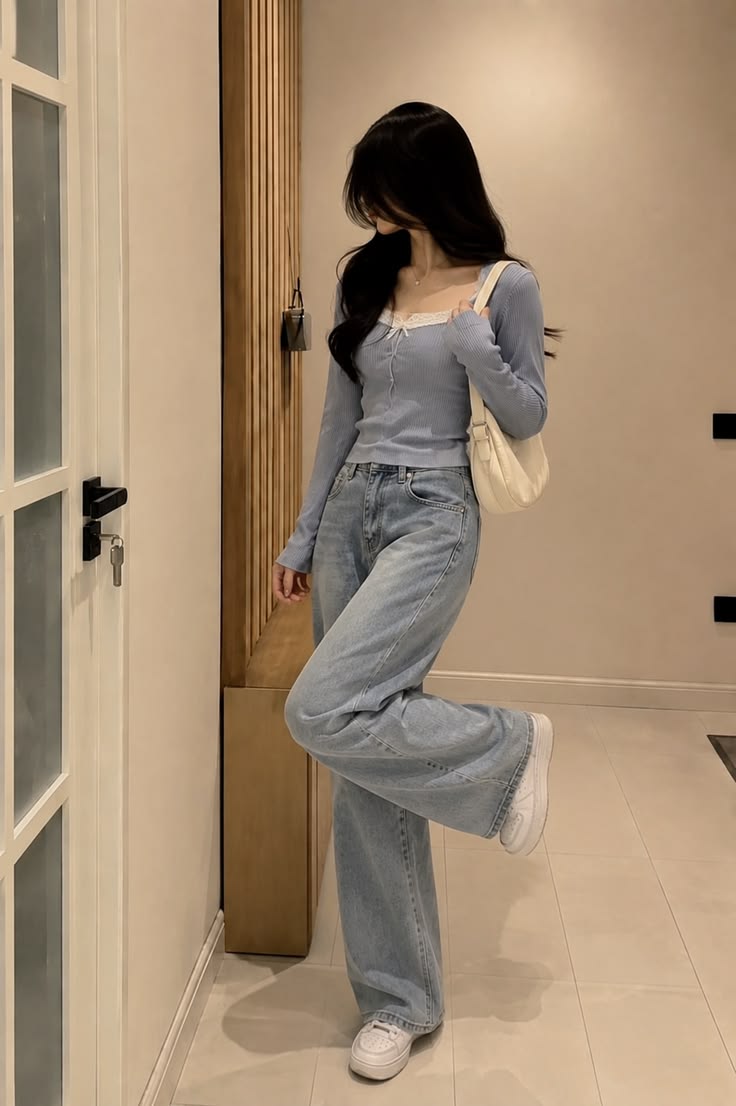 Conjunto universitario coreano bonito 💙 | Top azul de canalé, vaqueros baggy y zapatillas blancas