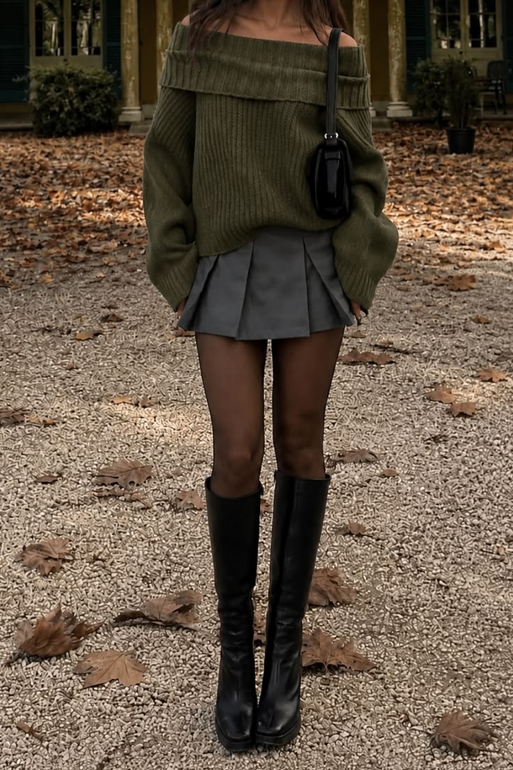 Ispirazione outfit autunnale accogliente | Maglione, minigonna e stivali al ginocchio