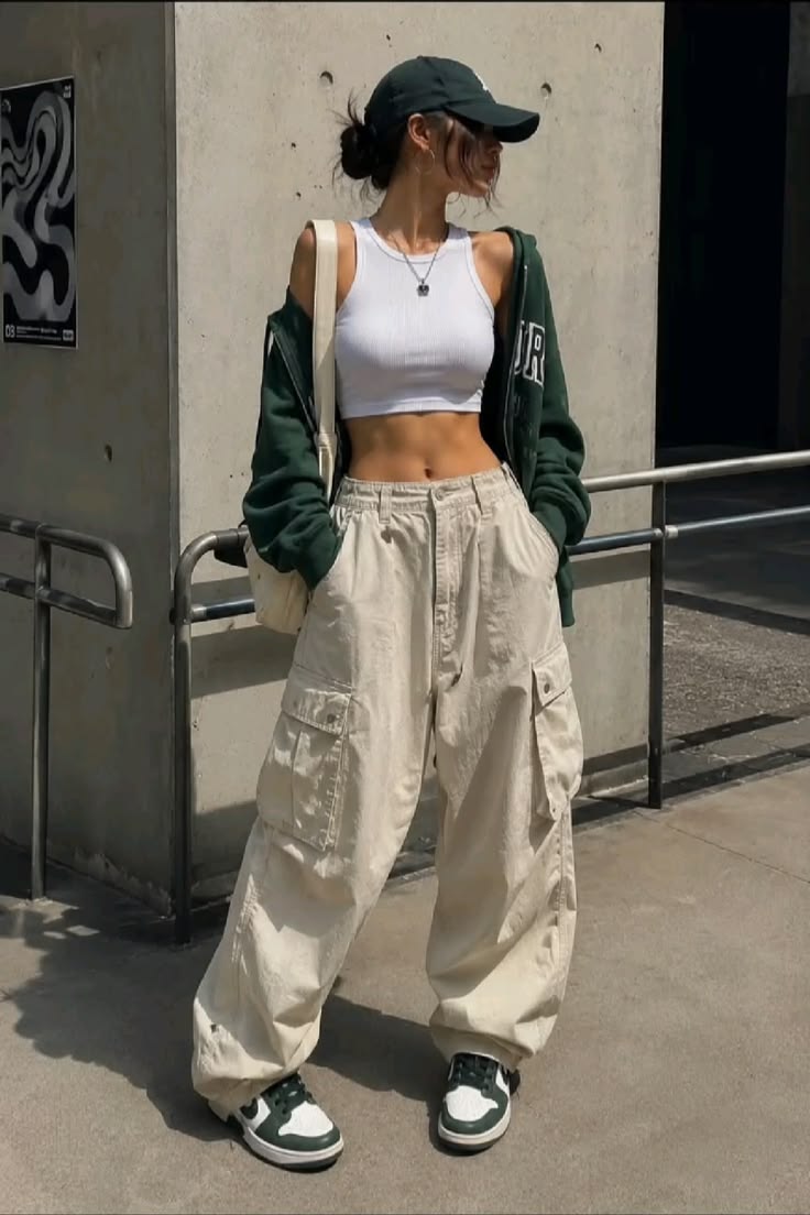 Haut blanc chic et pantalon kaki près de la clôture