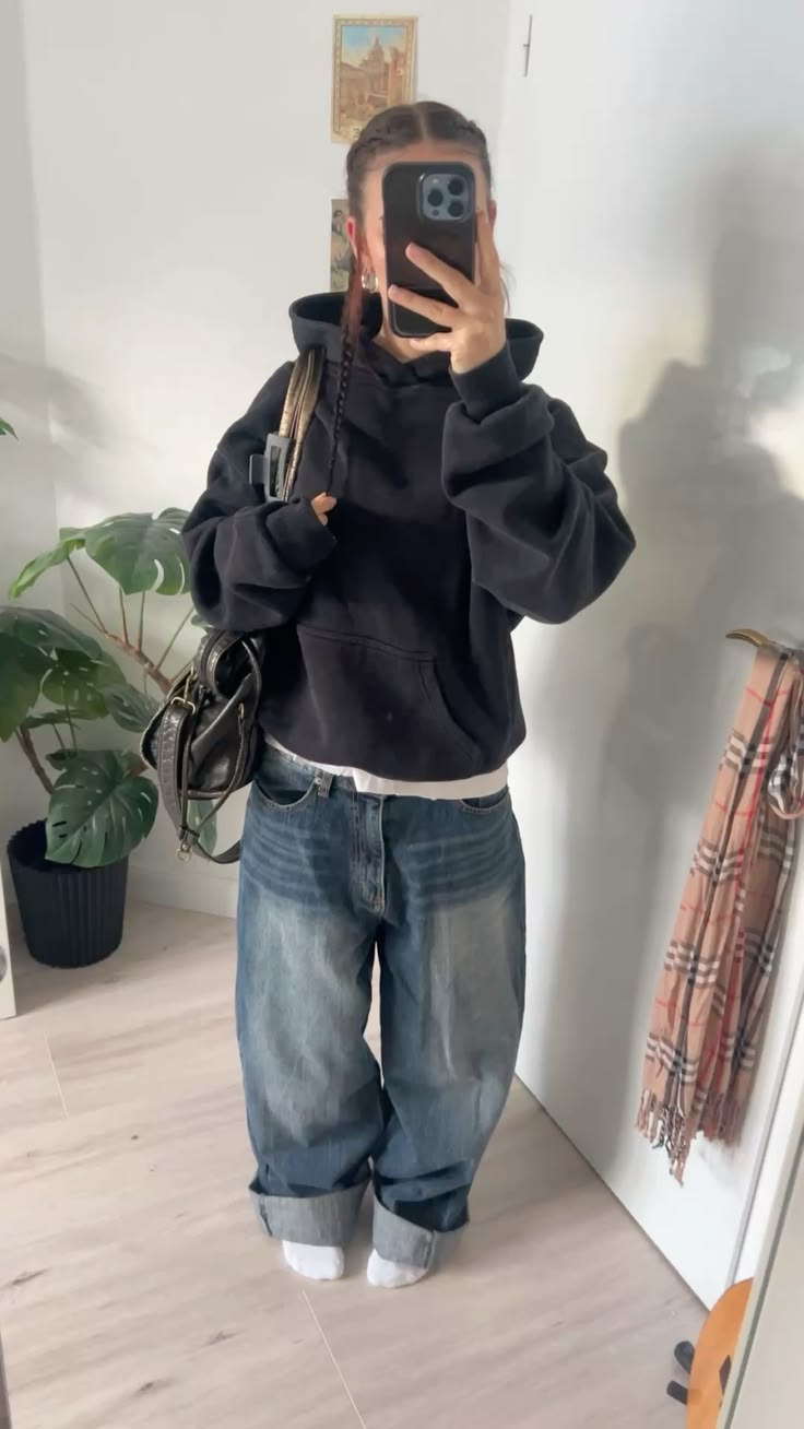 inspiration tenue, baggy, basique, hoodie noir, streetwear